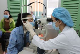 Thị lực 10/10 bỗng nhìn gì cũng mù mù, do đi giày cao gót ngày 8 tiếng?