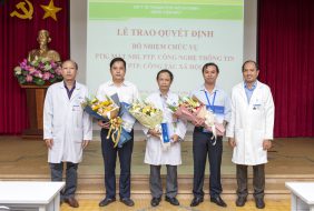 Trao Quyết định bổ nhiệm chức vụ Phó Trưởng phòng Công tác xã hội, Phó Trưởng phòng Công nghệ thông tin và Phó Trưởng khoa Mắt nhi trực thuộc Bệnh viện Mắt