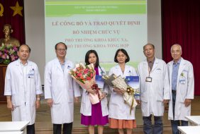 Trao Quyết định bổ nhiệm chức vụ Phó Trưởng khoa Khúc xạ, Phó Trưởng khoa Tổng hợp trực thuộc Bệnh viện Mắt và Quyết định phân công nhiệm vụ xử lý nghiệp vụ tương đương Phó Trưởng khoa, Phó Trưởng phòng