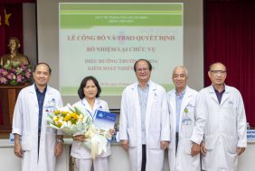 Trao Quyết định bổ nhiệm lại chức vụ Điều dưỡng trưởng khoa Kiểm soát nhiễm khuẩn
