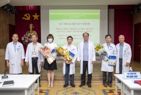 Trao Quyết định phân công nhiệm vụ quản lý, điều hành hoạt động của Khoa Gây mê hồi sức, Khoa Giác mạc, Phòng Hành chính quản trị, Phòng Vật tư, trang thiết bị y tế