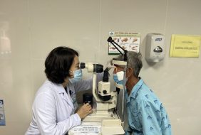 Bệnh viện Mắt TPHCM tổ chức phẫu thuật đục thể thuỷ tinh miễn phí cho đối tượng chính sách