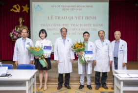 Trao Quyết định phân công nhiệm vụ quản lý, điều hành hoạt động của Khoa Gây mê hồi sức và Phòng Hành chính quản trị