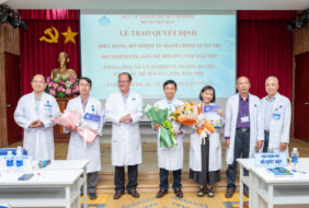 Trao Quyết định bổ nhiệm chức vụ Phó Trưởng khoa Mắt nhi, Phó Trưởng khoa Gây mê hồi sức và điều động, bổ nhiệm chức vụ Trưởng phòng Hành chính quản trị