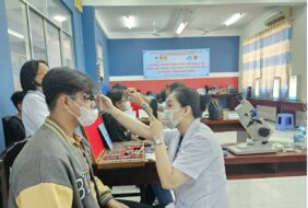 CÁC KỸ THUẬT VIÊN KHÚC XẠ ☆ KHOA KHÚC XẠ THAM GIA ĐOÀN CÔNG TÁC KHÁM MẮT, ĐO KHÚC XẠ, TẶNG MẮT KÍNH CHO NGƯỜI DÂN CÓ HOÀN CẢNH KHÓ KHĂN Ở TP MỸ THO – TIỀN GIANG