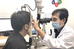 Cận thị đeo kính bất tiện, có nên đi phẫu thuật mắt xóa cận?